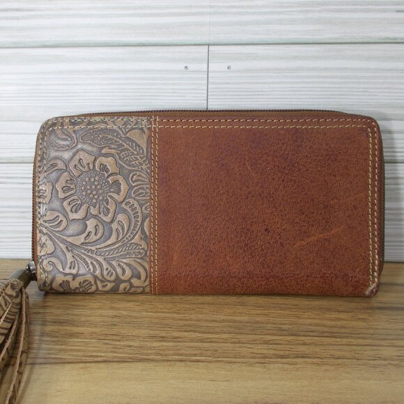 United SUSPL Embossed Leather Wallet/Wristlet Approx. 8"x4" - Picture 2 of 4